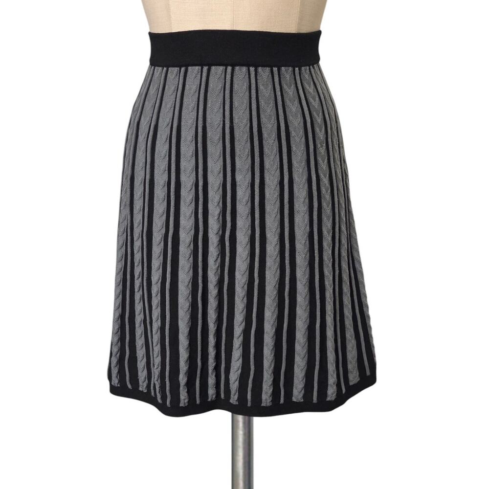 Knitted Dove Sweater Knit Gray Black Skirt S